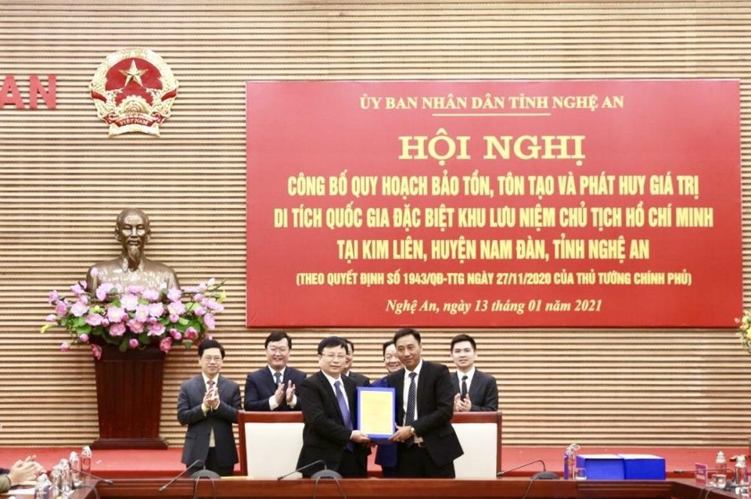 Ông Nguyễn Anh Tuấn, Phó TGĐ Tập đoàn T&T Group (bên phải), bàn giao hồ sơ quy hoạch cho ông Bùi Đình Long, Phó Chủ tịch UBND tỉnh Nghệ An.