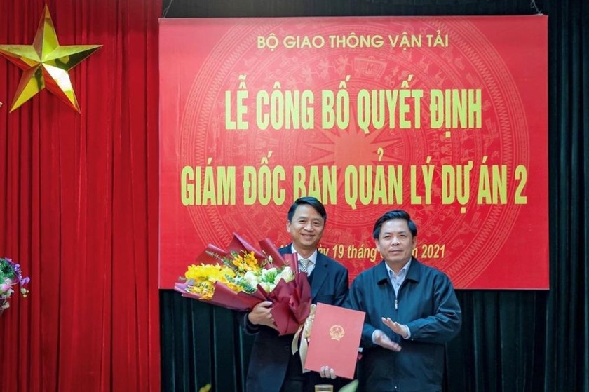 Bộ trưởng GTVT Nguyễn Văn Thể trao quyết định Giám đốc PMU2 cho ông Lê Thắng (trái).