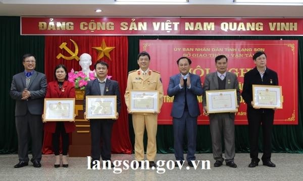Phó Chủ tịch UBND tỉnh Lạng Sơn Lương Trọng Quỳnh và Giám đốc Sở GTVT Dương Công Vĩ (đứng đầu, bên trái) trao Kỷ niệm chương của Bộ trưởng Bộ GTVT cho các cá nhân.