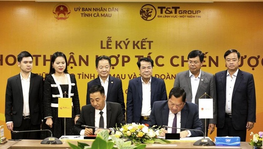 Ông Nguyễn Anh Tuấn - Phó Tổng Giám đốc Tập đoàn T&T Group (bên trái) và ông Lâm Văn Bi - Phó Chủ tịch UBND tỉnh Cà Mau (bên phải) ký kết thỏa thuận hợp tác chiến lược.
