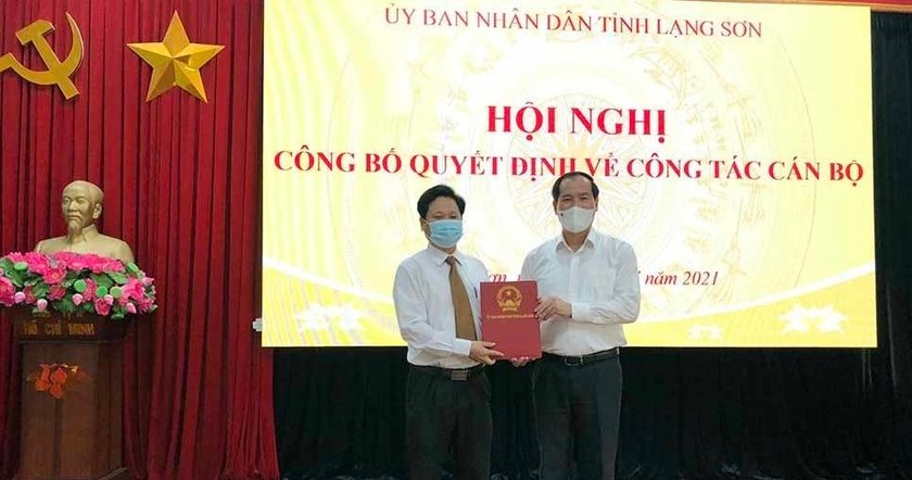 Ông Dương Xuân Huyên - Phó Chủ tịch Thường trực UBND tỉnh Lạng Sơn (phải) -trao Quyết định phân công cho ông Nguyễn Khắc Lịch.