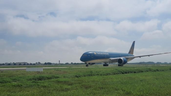 Chiếc Boeing 787 của Vietnam Airlines cất cánh trên đường băng 1B sân bay Nội Bài sáng nay (9/9)