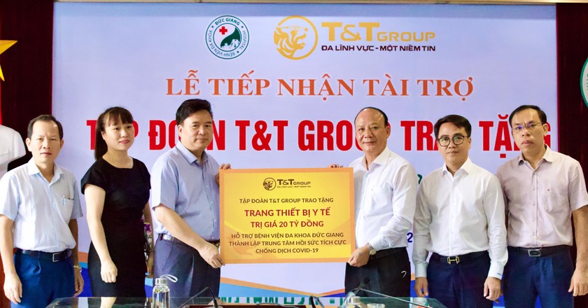 Ông Nguyễn Tất Thắng, Phó Tổng Giám đốc Tập đoàn T&T Group trao ủng hộ cho TS.BS Nguyễn Văn Thường, Giám đốc Bệnh viện đa khoa Đức Giang.