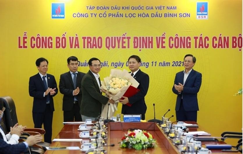 Chủ tịch PVN Hoàng Quốc Vượng tặng hoa chúc mừng tân Tổng Giám đốc BSR Bùi Ngọc Dương