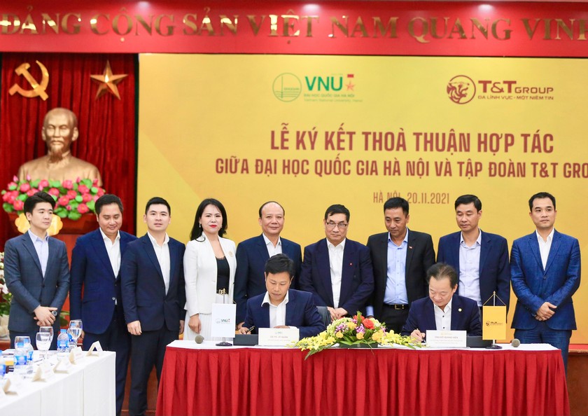 Chủ tịch T&T Group Đỗ Quang Hiển và GS.TS Lê Quân, Giám đốc ĐHQHN ký kết Thỏa thuận hợp tác.
