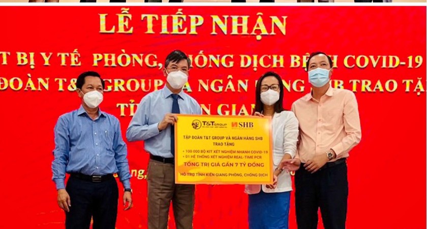 Đại diện Tập đoàn T&T Group và Ngân hàng SHB trao tặng trang thiết bị vật tư y tế hỗ trợ công tác phòng, chống dịch COVID-19 cho tỉnh Kiên Giang