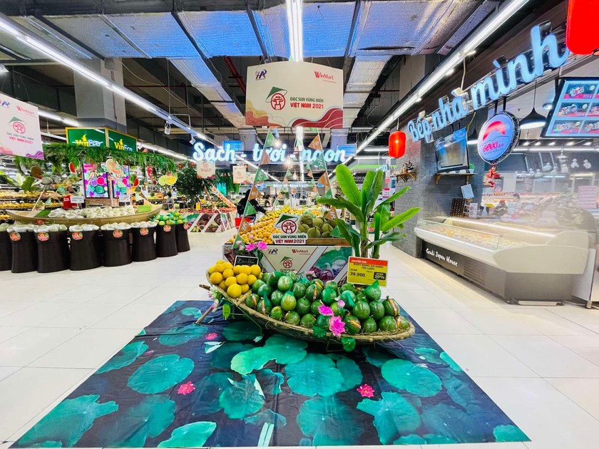 Trái cây được bày bán tại Hội chợ Đặc sản Vùng miền Việt Nam 2021 của Hà Nội tại siêu thị VinMart.
