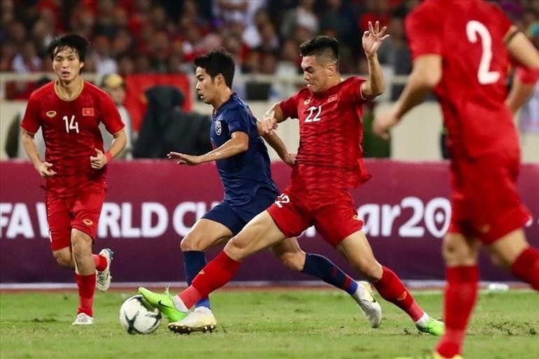 Một pha tranh chấp giữa đội Việt Nam và Thái Lan ở trận bán kết lượt đi