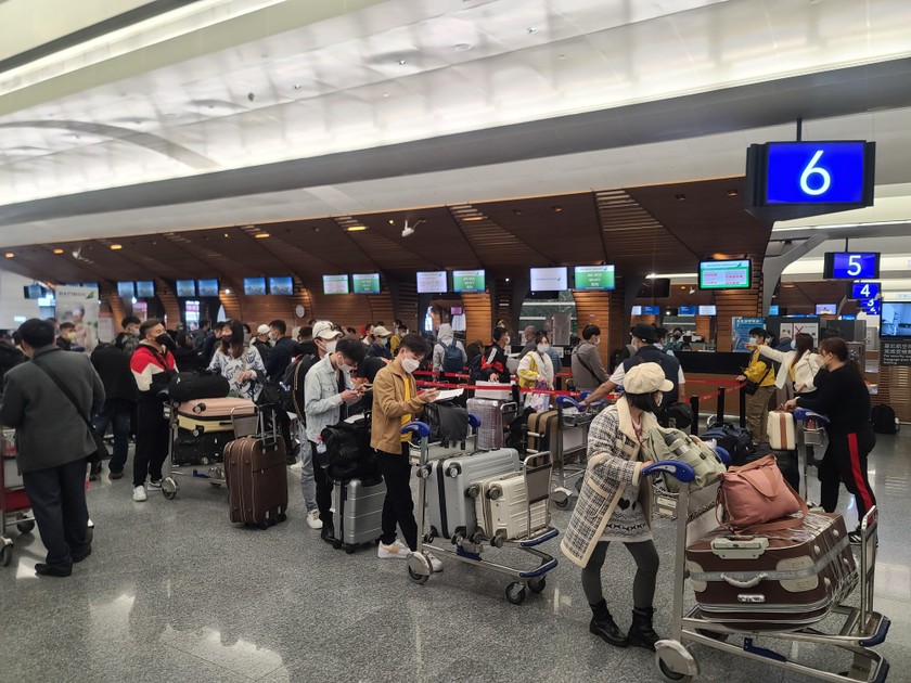Hành khách xếp hàng làm thủ tục chuyến bay QH511 tại sân bay quốc tế Đào Viên (Đài Loan, Trung Quốc)