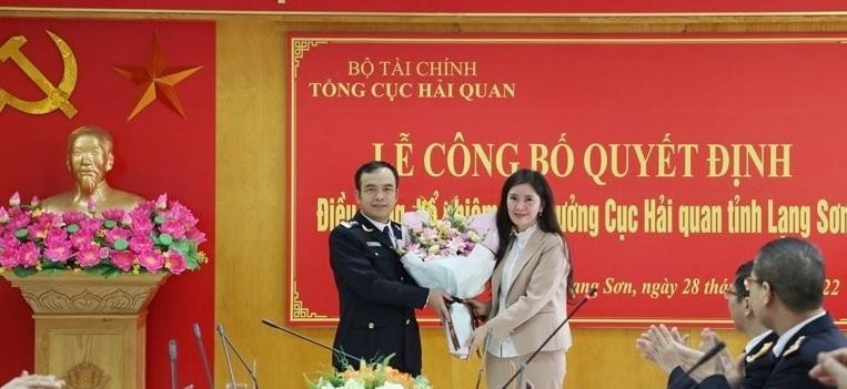 Phó Chủ tịch UBND tỉng Lạng Sơn Đoàn Thu Hà tặng hoa chúc mừng tân Cục trưởng Cục Hải Quan Lạng Sơn Nguyễn Hồng Linh