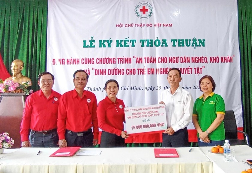 Lễ ký kết tài trợ giữa Nutifood và Hội Chữ Thập Đỏ Việt Nam.