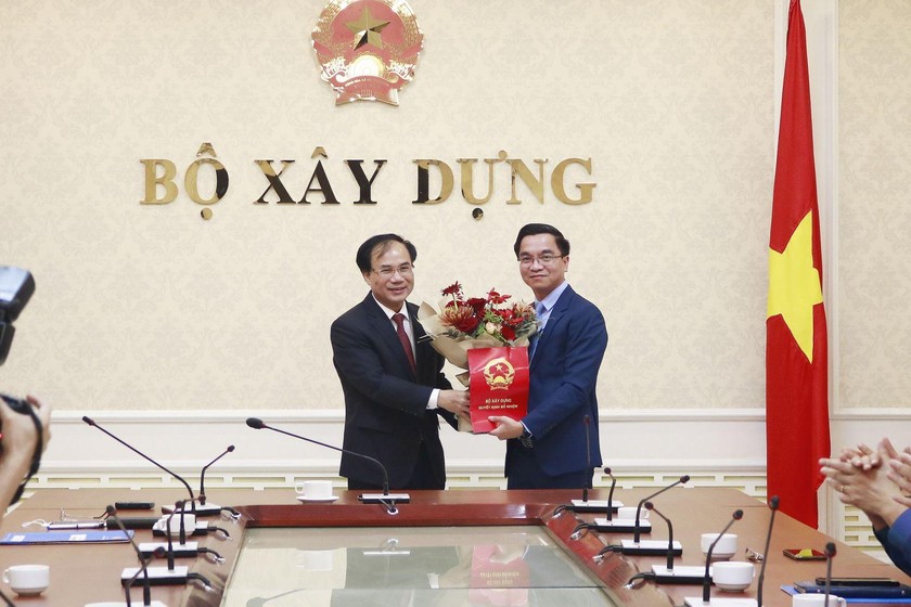Ông Hà Huy Hà (phải) nhận quyết định từ Thứ trưởng Nguyễn Văn Sinh