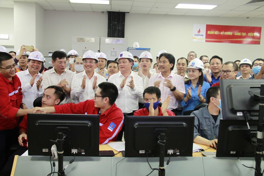Người lao động nhà máy Nhiệt điện Thái Bình 2 vui mừng khi tổ máy số 1 hòa lưới điện đồng bộ thành công