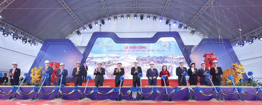 Chủ tịch UBND tỉnh Lạng Sơn Hồ Tiến Thiệu cùng các đại biểu thực hiện nghi lễ khởi công Quần thể khu du lịch sinh thái, cáp treo Mẫu Sơn