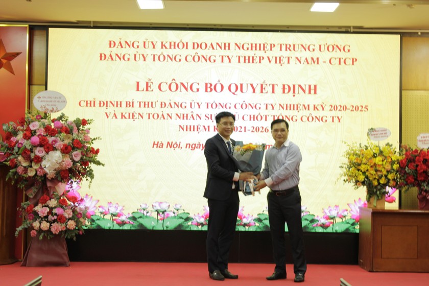 Ông Nguyễn Chí Thành - Chủ tịch SCIC trao Quyết định và tặng hoa chúc mừng ông Lê Thanh Tuấn.