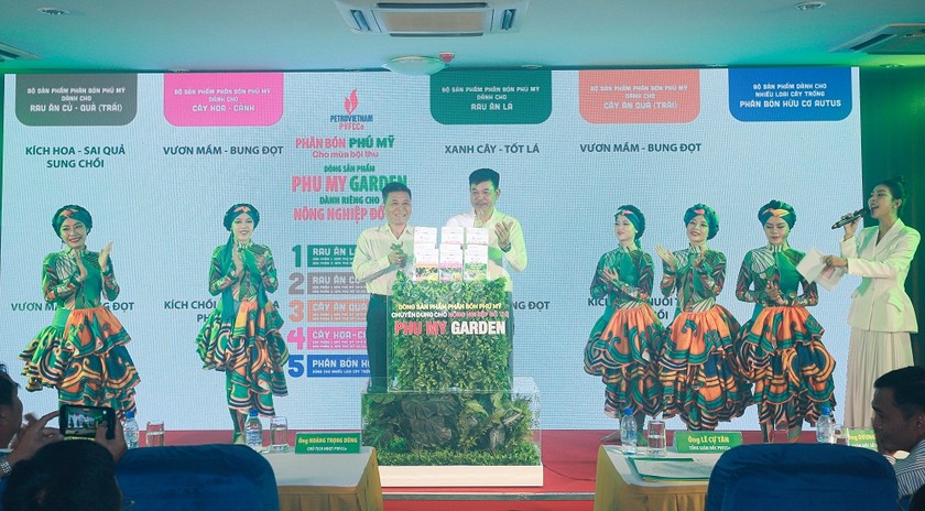 Ông Hoàng Trọng Dũng, Chủ tịch HĐQT (bên trái) và ông Lê Cự Tân, TGĐ Tổng Công ty Phân bón và Hóa chất Dầu khí nhấn nút ra mắt dòng sản phẩm mới.