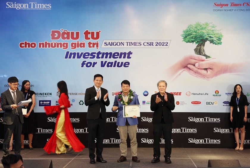Ông Tống Xuân Phong - Chủ tịch Công đoàn đại diện PVFCCo nhận chứng nhận Doanh nghiệp vì cộng đồng.