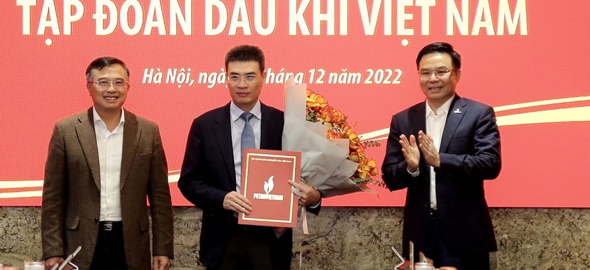 Chủ tịch và Tổng Giám đốc PVN trao quyết định Phó Tổng Giám đốc PVN cho ông Dương Mạnh Sơn (giữa)