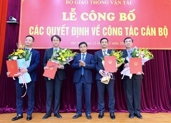 Bộ trưởng Bộ GTVT Nguyễn Văn Thắng (giữa) trao quyết định điều động, bổ nhiệm cho một số cán bộ.