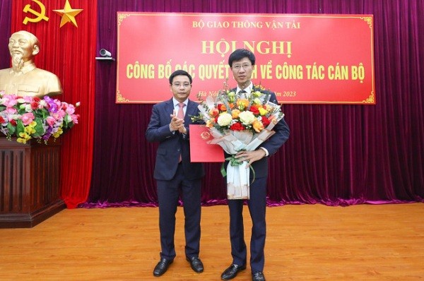 Ông Đinh Công Minh nhận hoa chúc mừng từ Bộ trưởng Bộ GTVT Nguyễn Văn Thắng