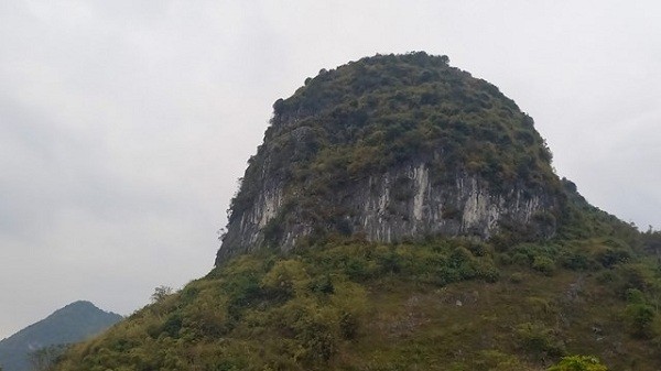 Hang Phja Thạng nằm ở lưng chừng núi Phja Thạng thuộc xã Tân Đoàn, huyện Văn Quan, tỉnh Lạng Sơn.