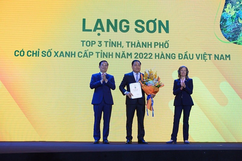 Ông Hồ Tiến Thiệu - Chủ tịch UBND tỉnh Lạng Sơn thay mặt tỉnh nhận Chứng nhận Top 3 tỉnh, thành phố có Chỉ số Xanh cấp tỉnh hàng đầu Việt Nam 2022