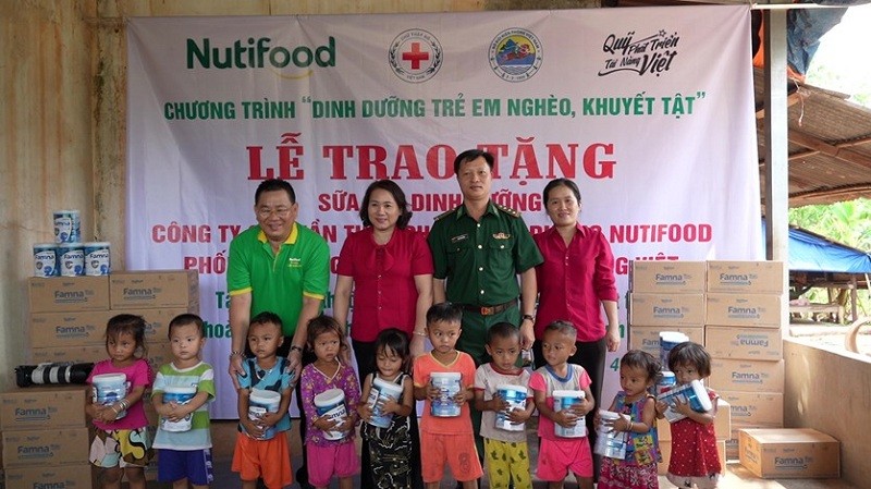Nutifood trao sữa bột dinh dưỡng cho trẻ em dân tộc Khmer và S’tiêng ở huyện Lộc Ninh.