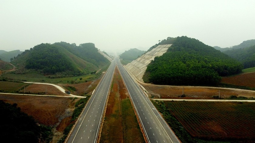 Cao tốc Bắc Nam đoạn Mai Sơn - Quốc lộ 45 chuẩn bị thông xe tuyến chính.