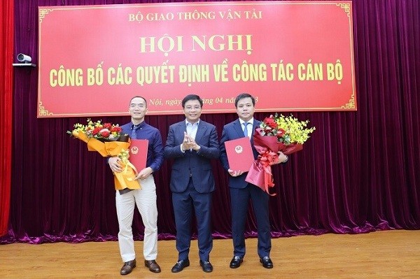 Bộ trưởng Bộ GTVT tặng hoa chúc mừng hai nhân sự mới