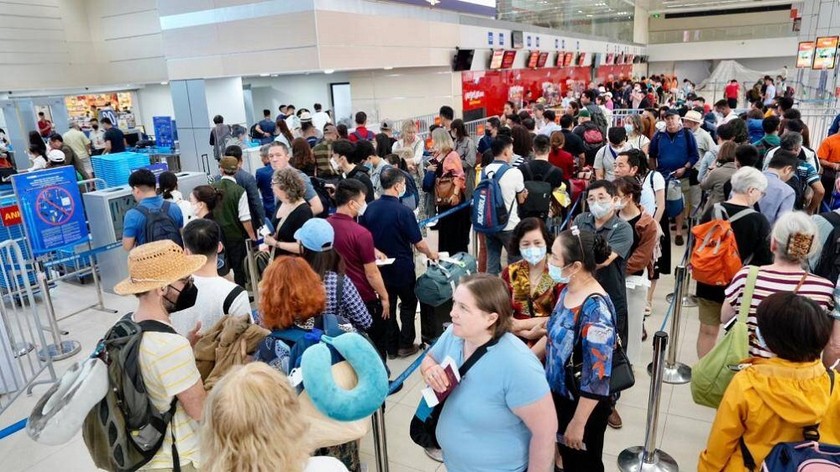 Sân bay Nội Bài đón hơn 422 nghìn khách trong 5 ngày nghỉ lễ dịp 30/4.
