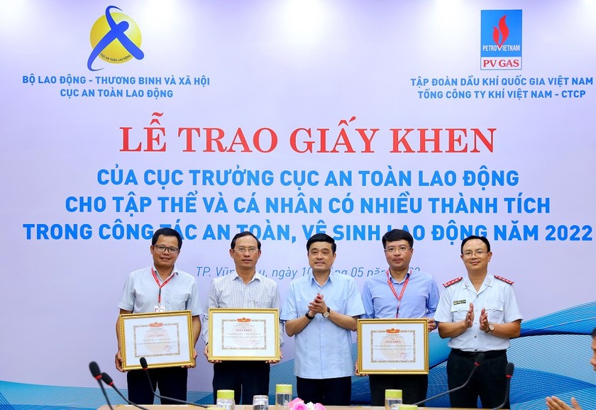 Ông Hà Tất Thắng – Cục trưởng Cục An toàn Lao động (giữa) trao giấy khen cho ba tập thể KĐN, KVT, DVK của PV GAS