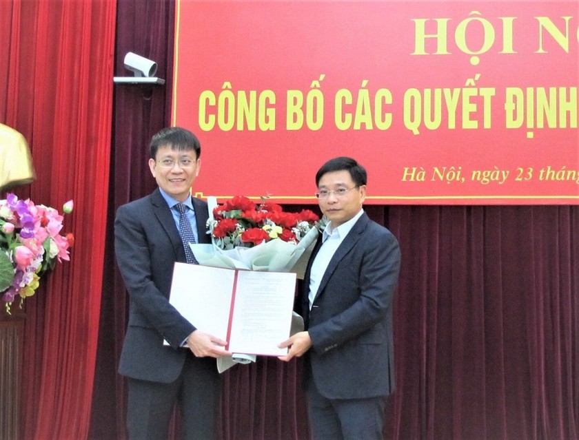 Tân cục trưởng Cục Hàng hải Việt Nam, ông Lê Đỗ Mười (bên trái)