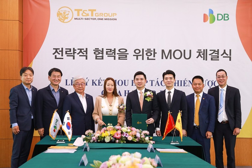 Bà Kim Ju Won, Phó Chủ tịch DB Group và ông Đỗ Vinh Quang, Phó Chủ tịch T&T Group trao đổi thỏa thuận hợp tác chiến lược với sự chứng kiến của lãnh đạo hai tập đoàn.
