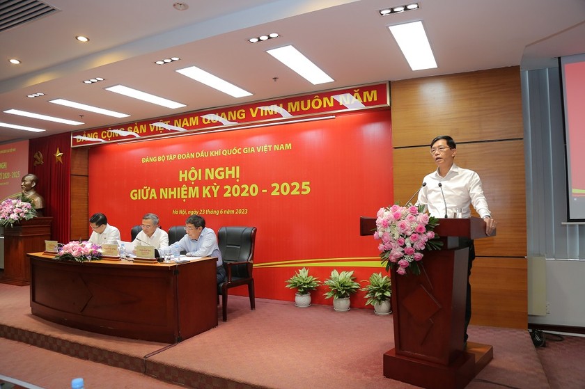 Ông Trần Quang Dũng - Ủy viên Ban Thường vụ Đảng ủy, Trưởng Ban Tuyên giáo Đảng ủy, Trưởng Ban TT&VHDN trình bày Báo cáo tại Hội nghị.
