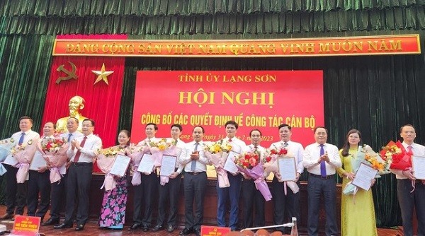 Lãnh đạo Tỉnh ủy và UBND tỉnh Lạng Sơn tặng hoa chúc mừng các cán bộ được luân chuyển, bổ nhiệm.