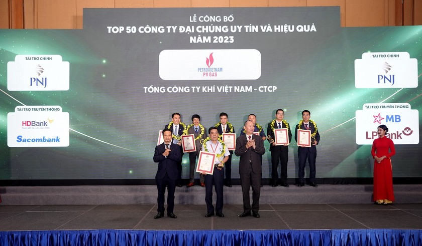 Đại diện PV GAS nhận vinh danh tại Lễ công bố Bảng xếp hạng VIX50 - Top 50 Công ty Đại chúng uy tín và hiệu quả năm 2023.