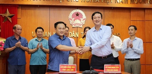 Lãnh đạo UBND tỉnh Bắc Giang và Lạng Sơn bắt tay, ký kết quy chế phối hợp.