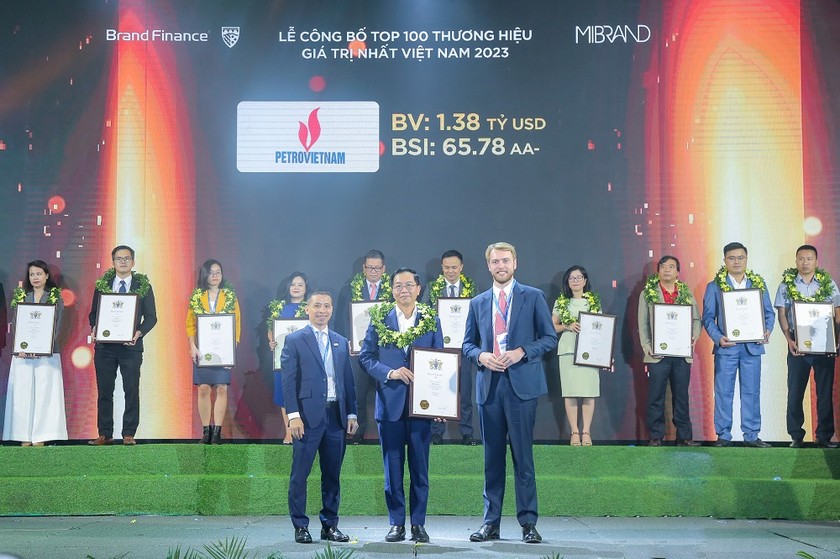 Ông Trần Quang Dũng, Trưởng Ban Truyền thông và Văn hóa doanh nghiệp đại diện Petrovietnam nhận tôn vinh tại chương trình.