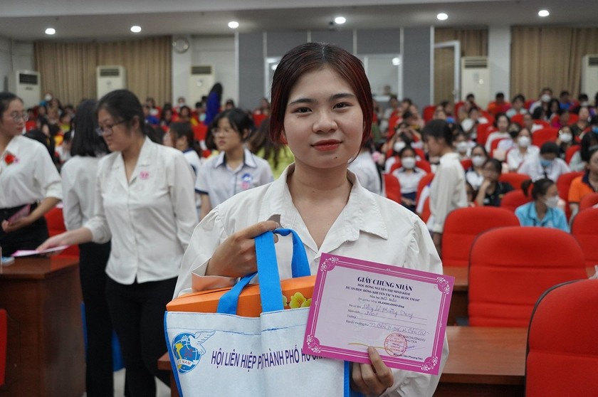Đặng Lê Phương Dung là một trong những học sinh, sinh viên nhận được học bổng Nguyễn Thị Minh Khai.