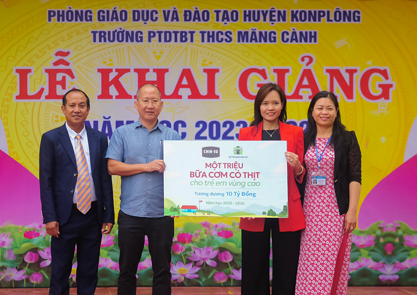 Bà Đinh Hồng Vân (áo đỏ bên phải) đại diện nhãn hàng CHIN-SU trao tượng trưng cho đại diện Quỹ Trò nghèo Vùng Cao "Một triệu bữa cơm có thịt".