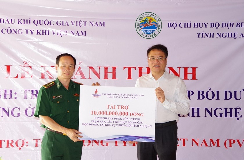 Đại diện PV GAS trao chứng nhận cho Bộ Chỉ huy Bộ đội Biên phòng tỉnh Nghệ An tài trợ 2 công trình Trạm xá quân dân y kết hợp bồi dưỡng học đường ở khu vực biên giới.
