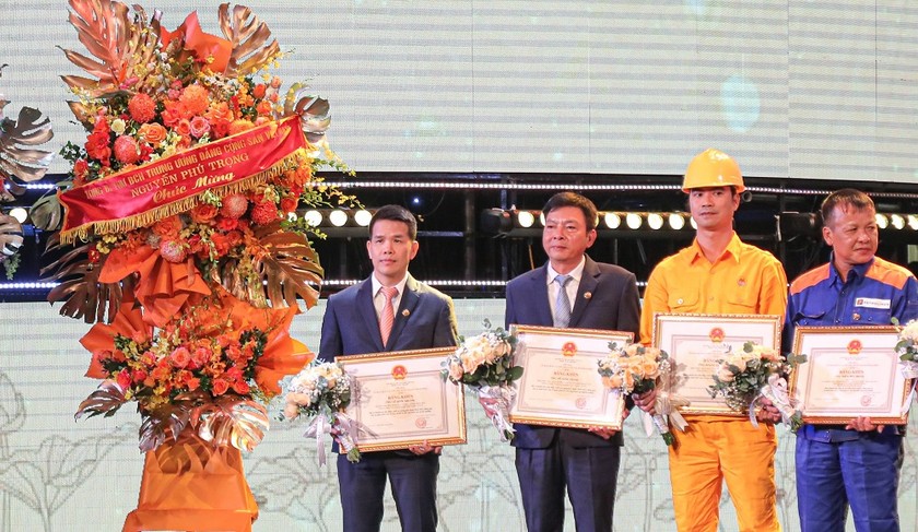 Tổng Giám đốc PV GAS Phạm Văn Phong (ngoài cùng bên trái) đón nhận Bằng khen của Ủy ban Quản lý vốn nhà nước tại doanh nghiệp.