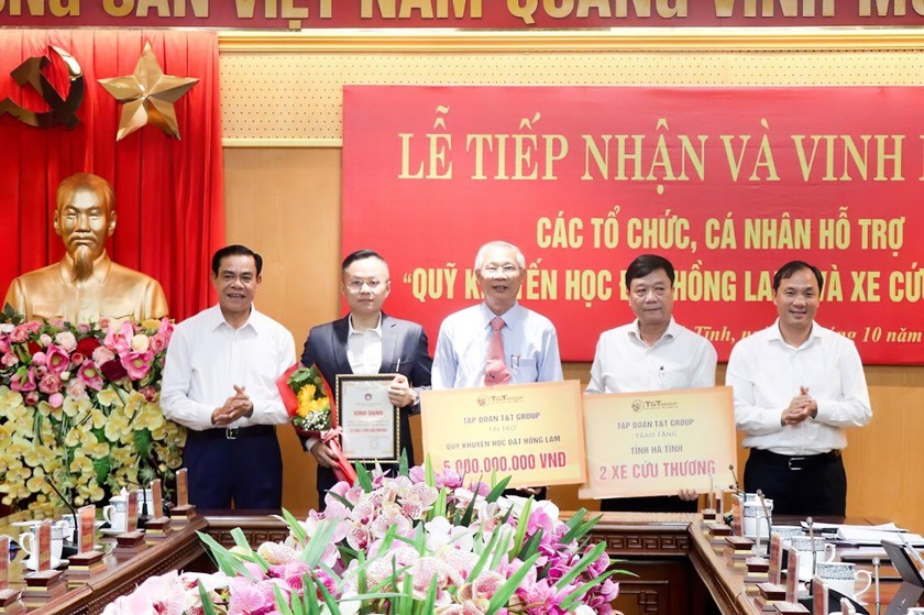 Đại diện tỉnh Hà Tĩnh tiếp nhận các nguồn tài trợ của Tập đoàn T&T Group.