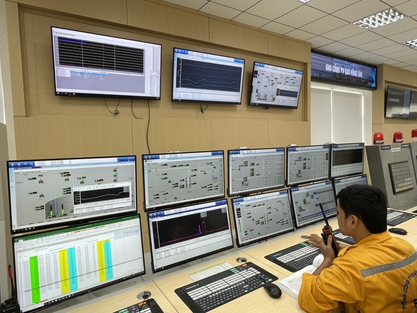 Trung tâm điều khiển với trang thiết bị và hệ thống giám sát hiện đại. 