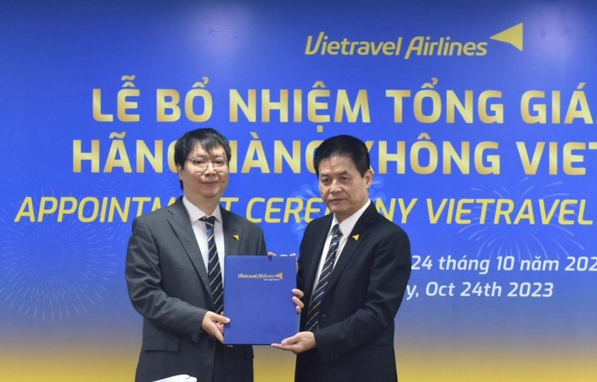 Ông Nguyễn Minh Hải (trái) nhận quyết định bổ nhiệm chức vụ Tổng giám đốc từ ông Nguyễn Quốc Kỳ, Chủ tịch HĐQT Vietravel Airlines.