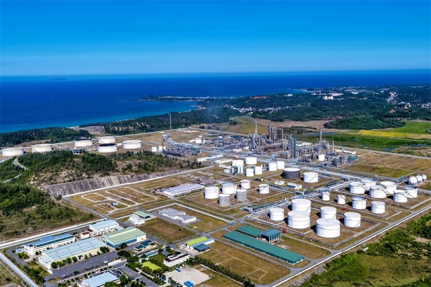Nhằm đáp ứng nhu cầu xăng dầu trong nước, NMLD Dung Quất hiện đang hoạt động ổn định dưới mức 110% công suất. (Ảnh: PVN)