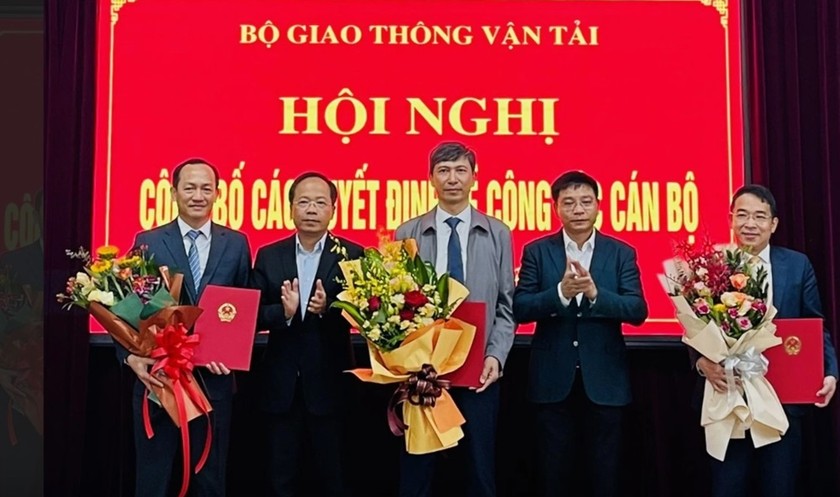 Bộ trưởng Nguyễn Văn Thắng và Thứ trưởng Nguyễn Duy Lâm trao quyết định, tặng hoa chúc mừng các cán bộ được bổ nhiệm.
