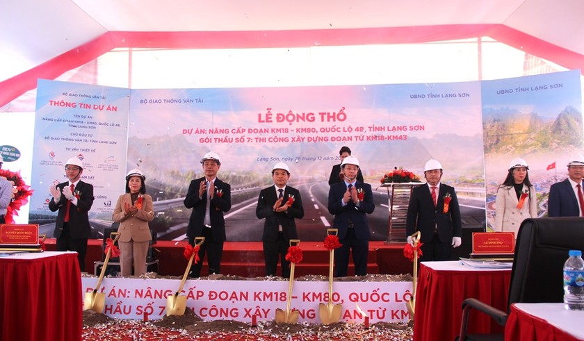 Các đại biểu thực hiện nghi thức Lễ Động thổ dự án nâng cấp quốc lộ 4B đoạn km18-km80. (Ảnh: Minh Hữu).