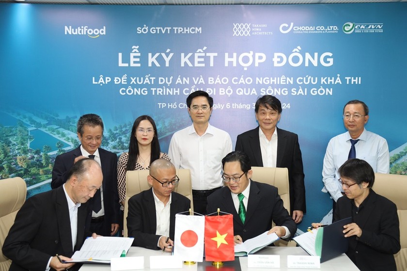 Đại diện Nutifood ký kết hợp đồng cùng Liên danh dưới sự chứng kiến của lãnh đạo Sở GTVT TP Hồ Chí Minh.