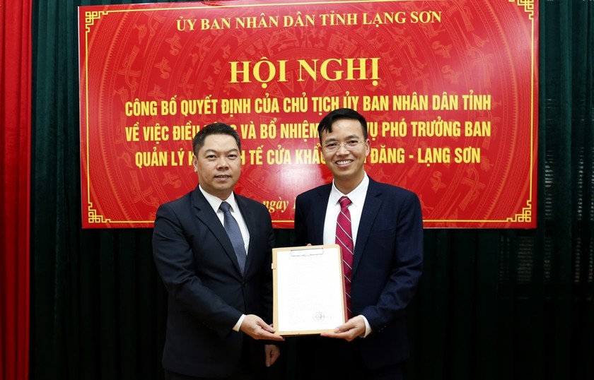 Phó Chủ tịch UBND tỉnh Lạng Sơn Đoàn Thanh Sơn trao quyết định bổ nhiệm cho ông Vũ Quang Khánh (phải).